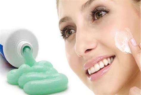 गोरी रंगत चाहिए तो टूथपेस्ट का इस तरह करें इस्तेमाल How To Use Toothpaste For Skin Care