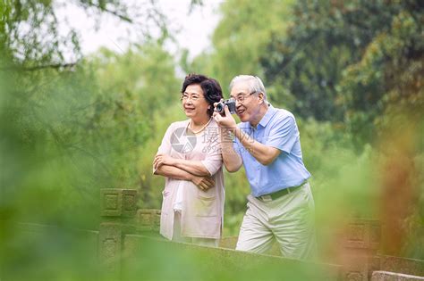 老年夫妇旅游拍照高清图片下载 正版图片501408142 摄图网