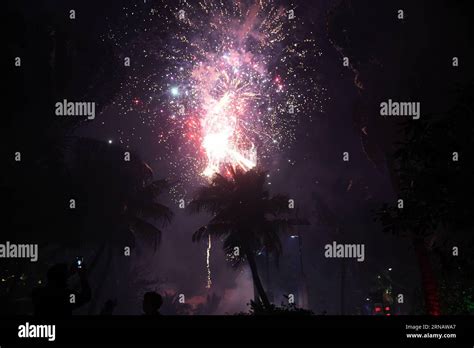 Los Fuegos Artificiales Estallaron En El Aire En La Ciudad De Sansha