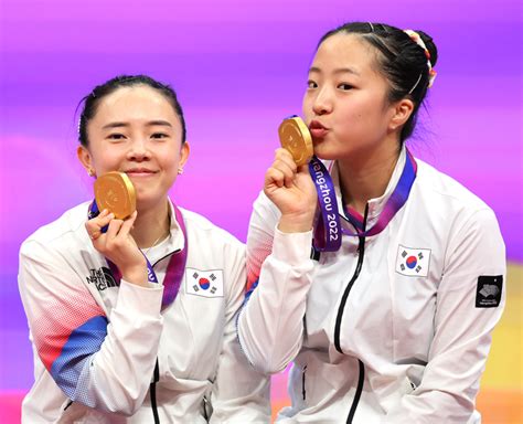 신유빈·전지희 남북 대결 승리한국 탁구 21년 만에 金 매일경제