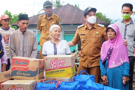 Beri Sejumlah Bantuan Wabup Arie Kunjungi Korban Kebakaran Di Lubuk