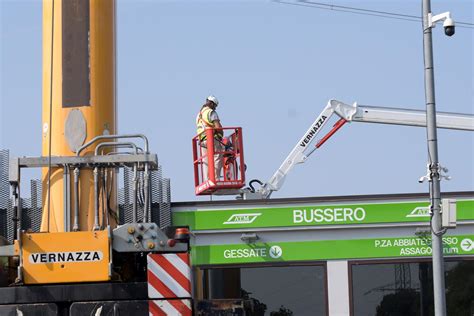 M Crollo Gru A Bussero Oggi La Ripresa Della Circolazione Tra