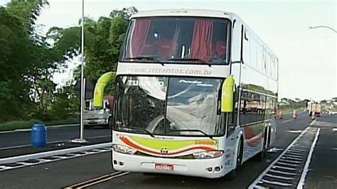 Vídeo Dois suspeitos de assalto a ônibus morrem após troca de tiros