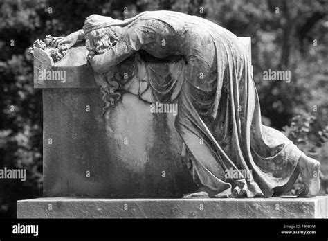 Grieving Statue High Resolution Stock Photography And Images Alamy