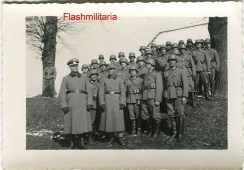 Photo Allemande Guerre Ww Groupe De Soldats Heer Casqu S Avec