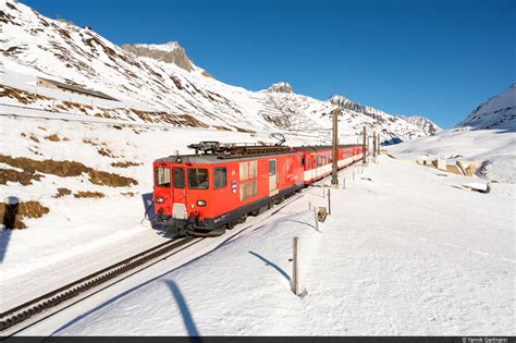 Am 19 12 2021 ist MGB Deh 4 4 94 unterwegs über den Oberalppass und