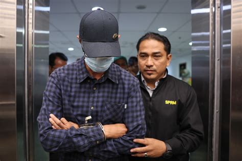 Pembantu Tadbir Kanan Mengaku Tidak Bersalah Terima Kereta Honda