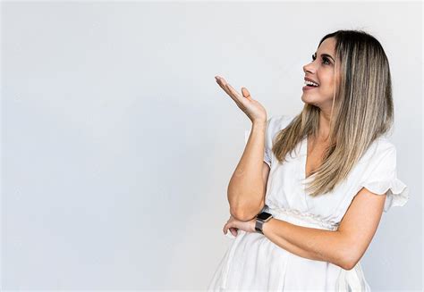 Uma jovem latina aponta para os lados Publicidade e apresentação download Designi