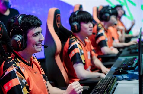 Lla Estral Esports E Isurus Empatados En La Cima Codigoesports