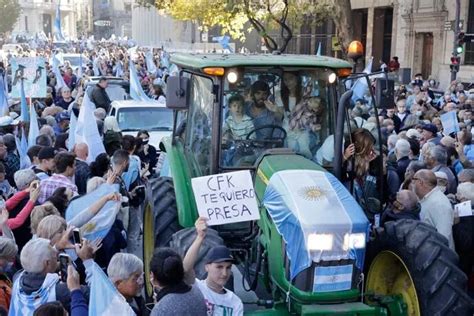 Perlitas Del Tractorazo La “provocación Peronista” Desde La Casa