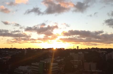 Domingo De Sol Entre Nuvens E Temperaturas Amenas Em Curitiba