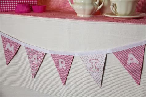 Una Guirnalda De Banderines Para Decorar Una Mesa Dulce El Blog De