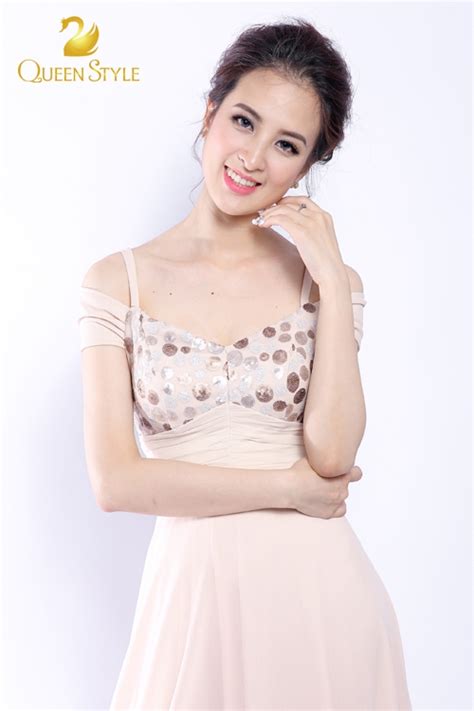 Đầm dạ hội màu nude trễ vai duyên dáng gợi cảm