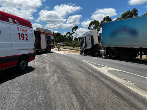 Caminhoneiro perde controle da direção e colide outros três na BR