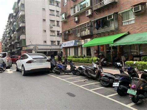 汐止汽車突暴衝如打「保齡球」 連掃倒9輛機車 社會 中時