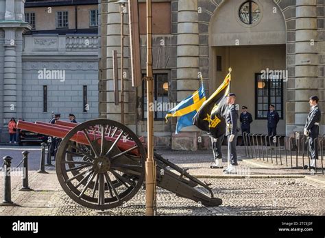 Soldaten Flaggen Wachwechsel Alte Kanone Paradeplatz Yttre