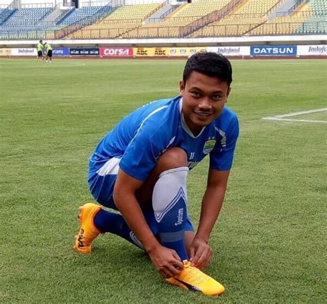 Profil Dan Biodata Lengkap Gelandang Bertahan Persib Bandung Dedi