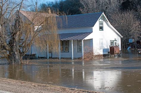 Una Casa Inundada Por El Río De Minnesota Foto de archivo Imagen de