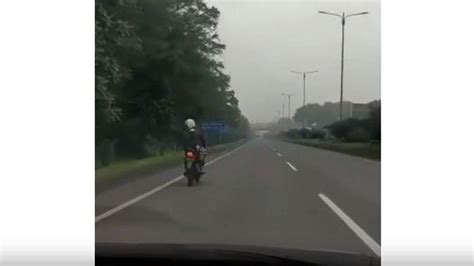 Detik Detik Pengendara Motor Nekat Masuk Tol Viral Di Whatsapp WA