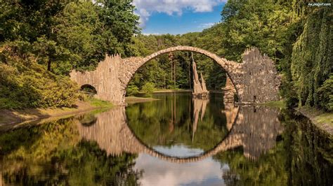 Odbicie Most łukowy Park Rododendronów Kromlau Niemcy Jezioro