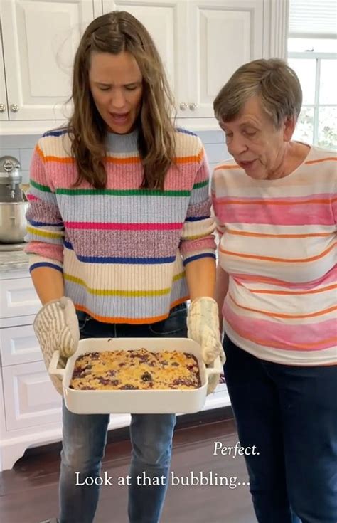 Jennifer Garner S Mom Returns To Her Pretend Cooking Show To Make A