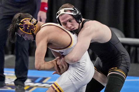 Iowa wrestler Spencer Lee wins national title on torn ACL