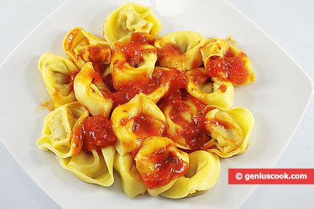 Tortellini Con Funghi E Formaggio In Salsa Di Pomodoro Cucina