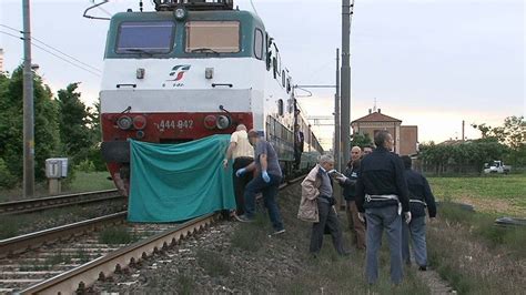 Pescara Uomo Investito Dal Treno Linea Adriatica Bloccata Abruzzo