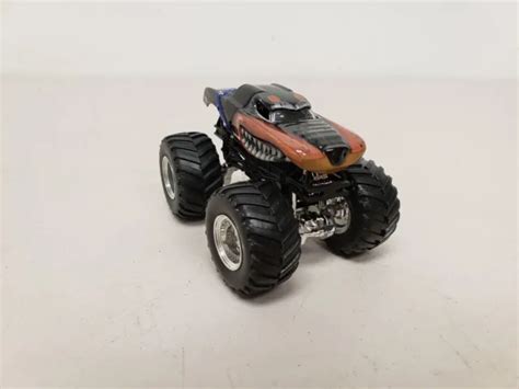Mattel Hot Wheels Monster Jam Monster Mutt Rottweiler Monster Truck Scale Eur