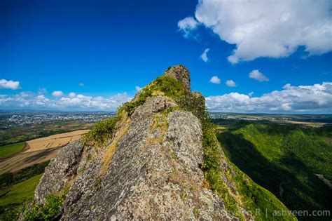 Hiking Trois Mamelles - Narrow Path - Ashveen