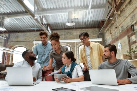 Teamwerk En Samenwerking Groep Jongeren Uit Het Bedrijfsleven Die Iets