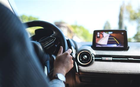 Imagem Aproximada De Uma Mulher Segurando O Volante Enquanto Dirige Um