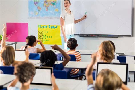 Teacher Teaching Students Using Whiteboard — Stock Photo