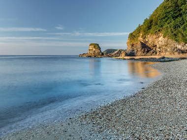 14 Best Beaches in Cornwall for Pretty Views and Clear Waters