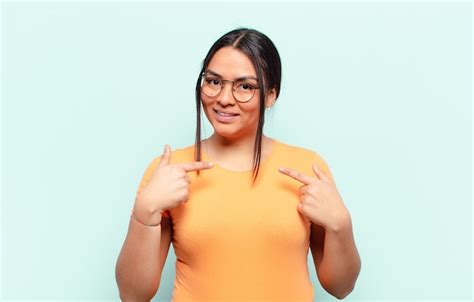 Mujer Latina Que Se Siente Feliz Sorprendida Y Orgullosa Se Alando A