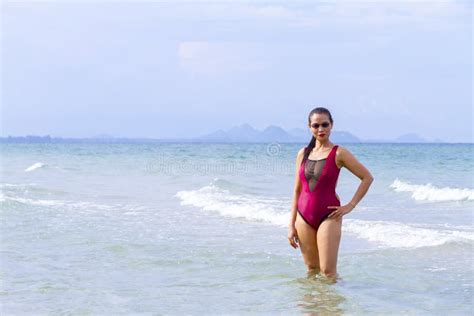 La Mujer Puso Bastante El Bikini Rojo Oscuro En La Playa Imagen De