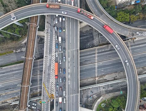 外环隧道封闭大修后的首个周一早高峰：g1503郊环隧道车流量翻了一倍，交警在50余处易堵点位增设岗位法谭新民网