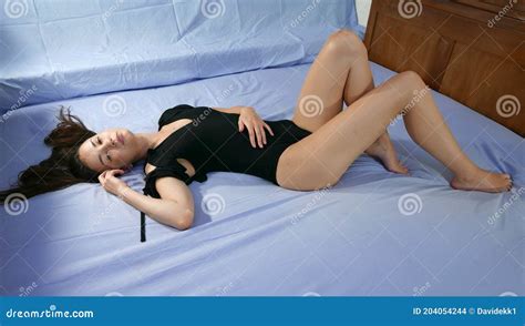 Modelo Que Se Posiciona Na Cama De Lingerie Negra Foto De Stock Imagem De Adulto Mulher