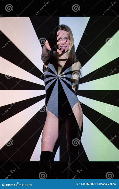 Belle Blonde De Fille Dans La Lingerie Se Tenant Dans Les Rayures Noires Et Blanches Du