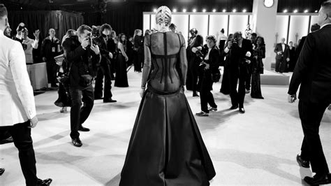 Drama Robe Lady Gaga Lie Am Oscar Carpet Ihren Po Blitzen Krone At