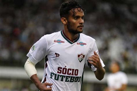 Scarpa diz que sonha em jogar na Europa desde criança Fluminense