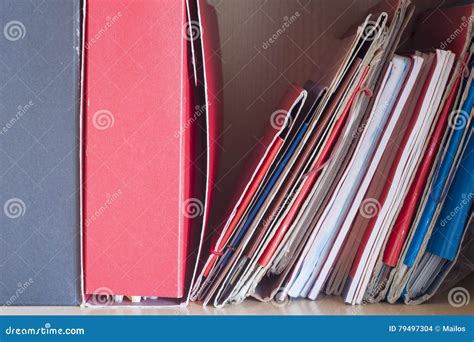 Stapel Ordner Mit Papieren Auf Dem Schreibtisch Stockfoto Bild Von