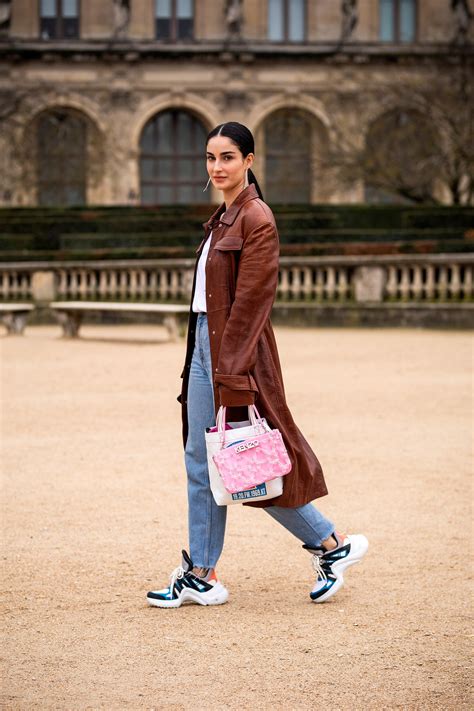 Mom Jeans Con Tenis Para La Oficina En Primavera Verano 2023 Vogue