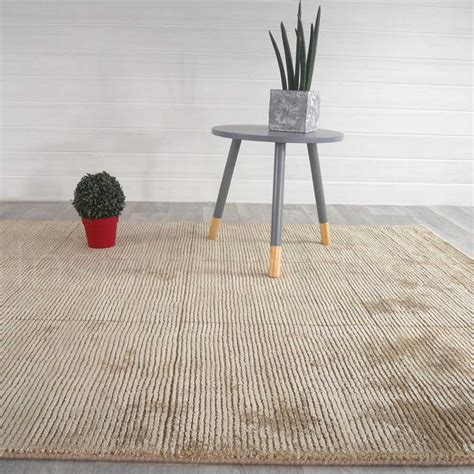 Tapis beige foncé en laine et viscose par Inspiration Luxe Editions