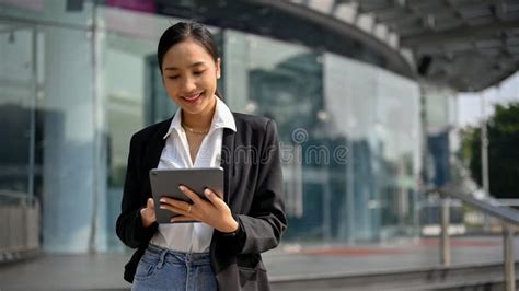 Mulher Asi Tica Atraente Ceo Usando O Seu Tablet Digital Enquanto