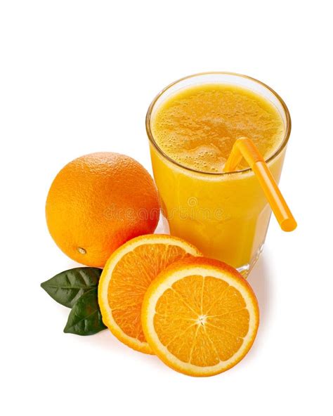 Vaso De Zumo De Naranja Natural Con Frutas En Rodajas Sobre Blanco Foto