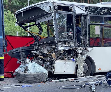 Wypadek miejskiego autobusu w Ząbkach pod Warszawą Zderzenie z