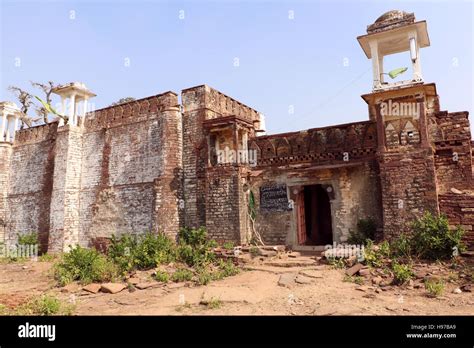 Ruins Of Thousand Years Old Narwar Fort Stock Photo Alamy