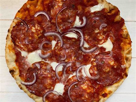 Pizza Met Salami En Rode Ui Pizza Recepten Alles Over Italiaans Eten