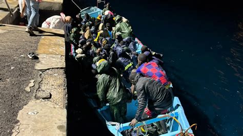 Llegan Dos Cayucos A Gran Canaria Y El Hierro Con 127 Personas Una Grave Por Hipotermia